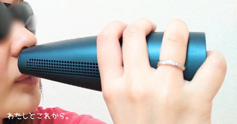 JOVS Dora光美容器を鼻の下に使っている様子